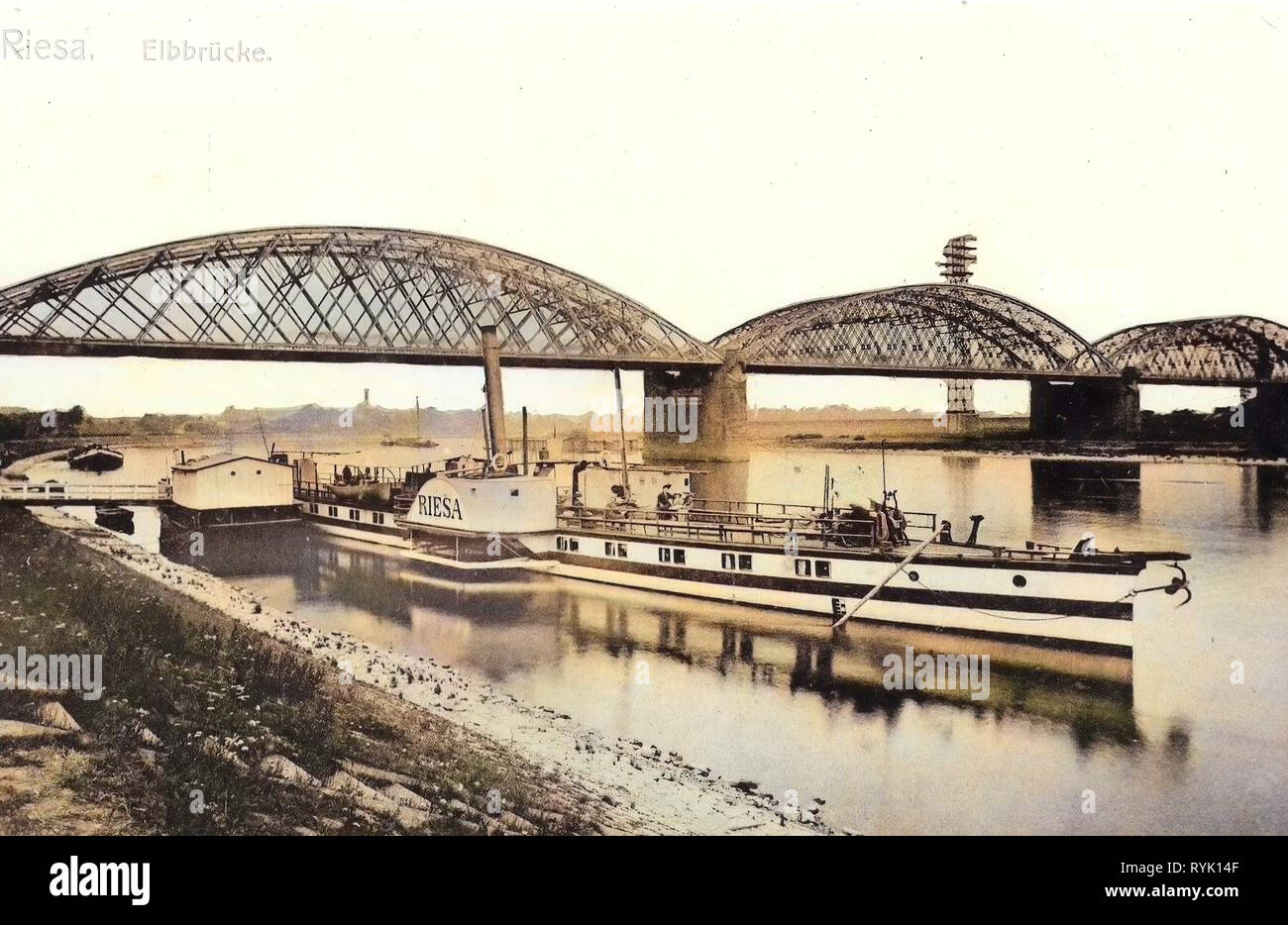 Bridges in Riesa, Elbe in Riesa, Riesa (ship, 1897), Piers in Saxony, 1913, Landkreis Meißen, Riesa, Elbbrücke mit Dampfer Riesa, Germany Stock Photo