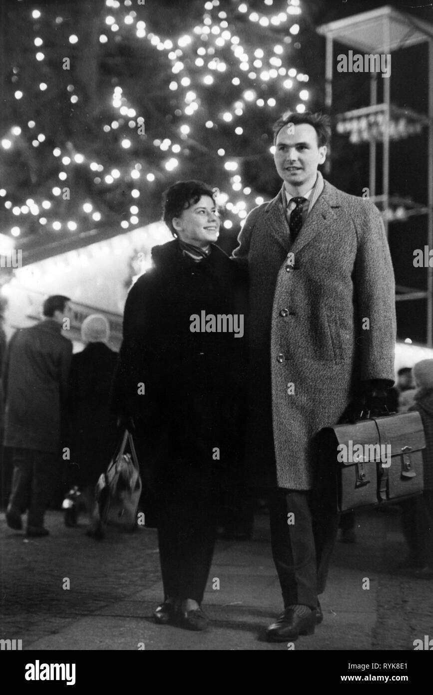 people, couples, toolmaker Werner Apelt and technical draftswoman Ingrid Schuster strolling across the Christmas market in Berlin-Treptow, 11.12.1961, Additional-Rights-Clearance-Info-Not-Available Stock Photo