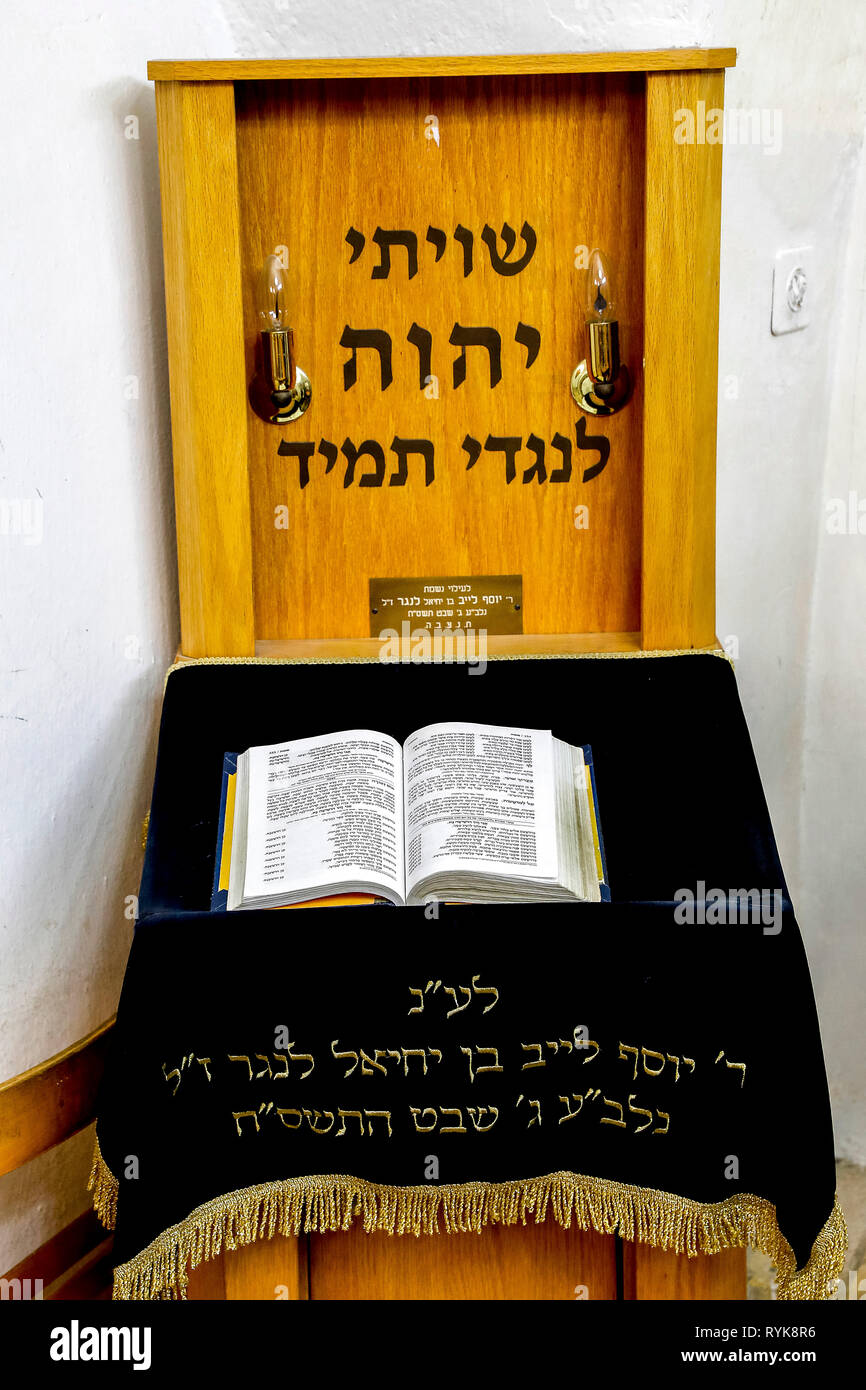 Ramban synagogue, Jerusalem old city, Israel. Teva with a wooden C'est ...