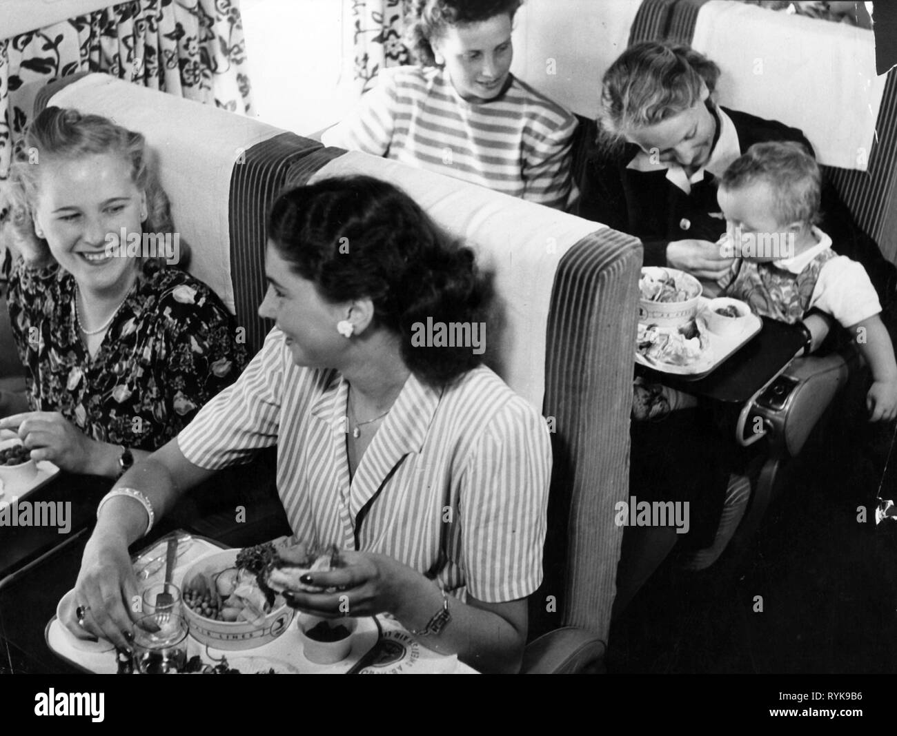 transport / transportation, aviation, aircraft, inside, passengers eating, Scandinavian Airlines System, circa 1950, Additional-Rights-Clearance-Info-Not-Available Stock Photo