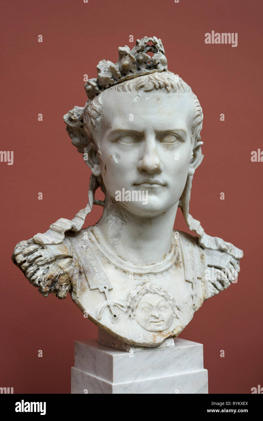 Augusto cesare imperatore hi-res stock photography and images - Alamy