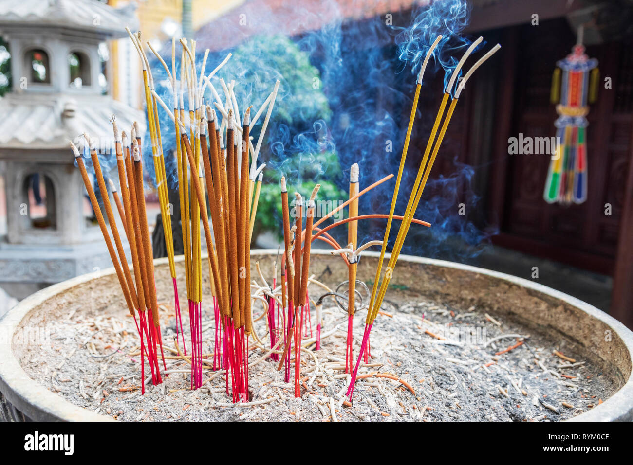 Burning joss sticks hires stock photography and images Alamy