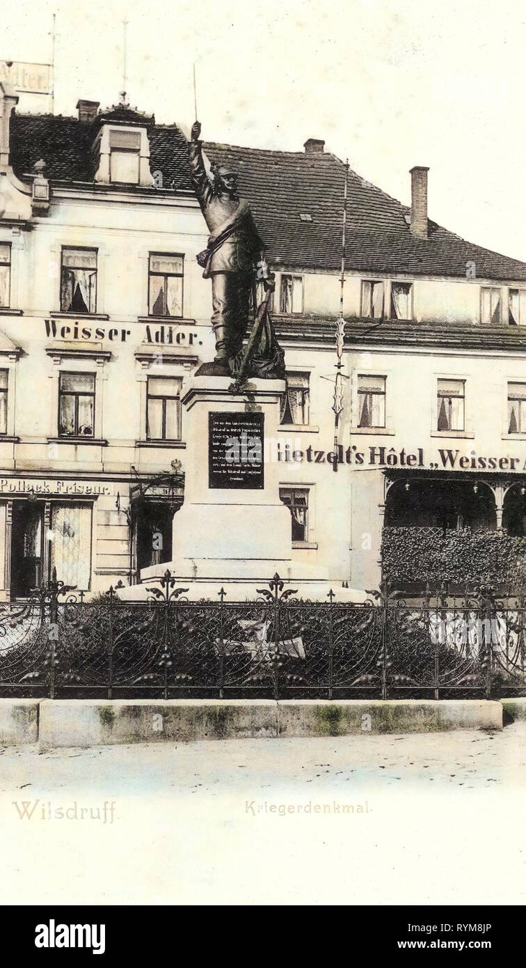 Hotels in Saxony, War memorials in Saxony, Wilsdruff, 1903, Landkreis Sächsische Schweiz-Osterzgebirge, Hotel Weißer Adler und Kriegerdenkmal, Germany Stock Photo