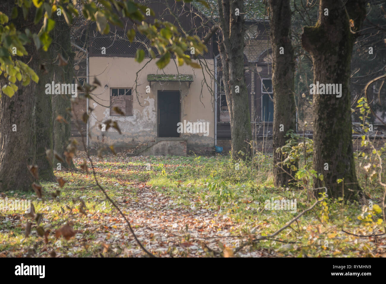 Falling brick from building hi-res stock photography and images - Alamy