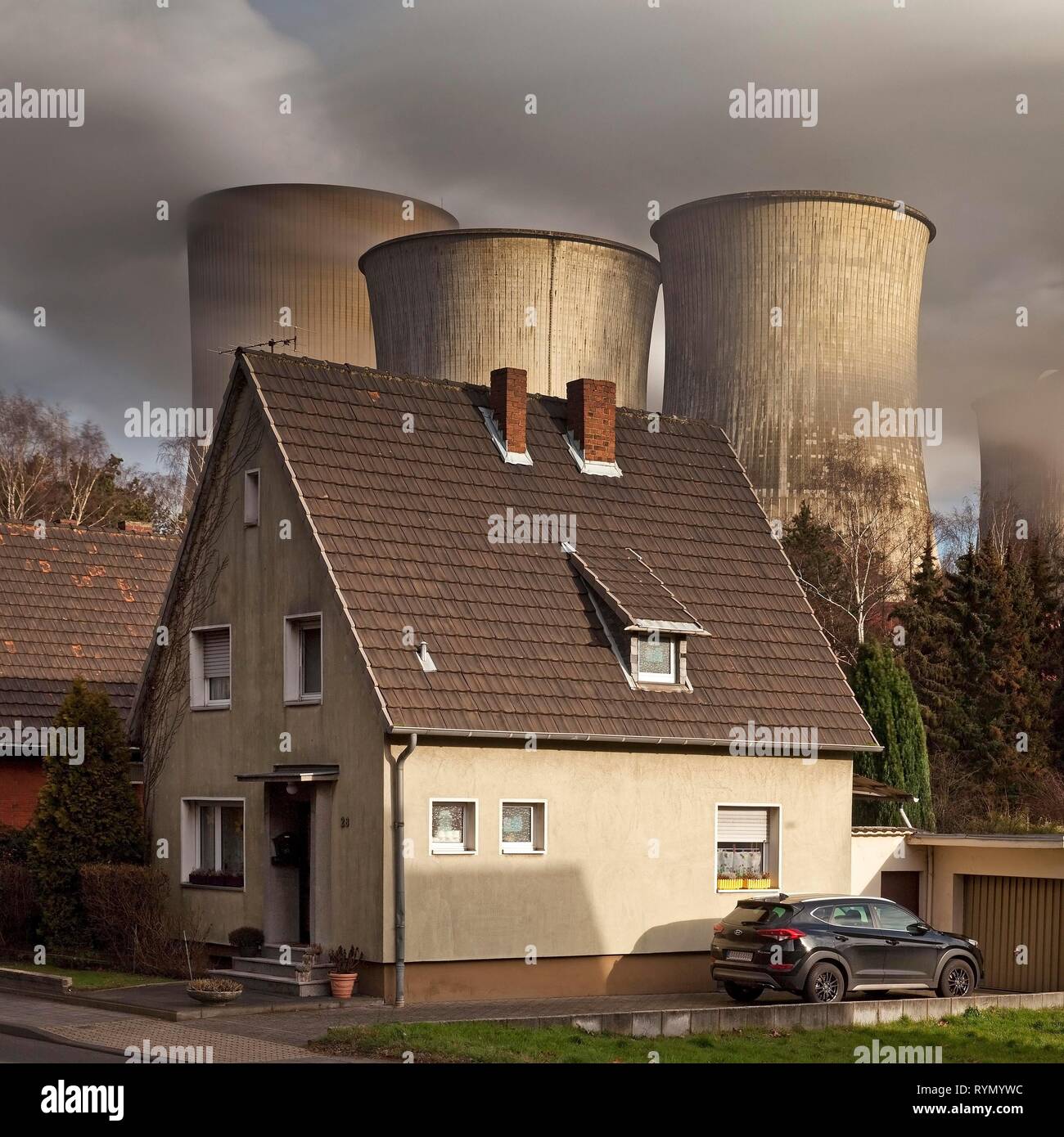 Residence in the Auenheim district in front of the steaming lignite-fired power plant Niederaussem, coal phase-out, Bergheim Stock Photo