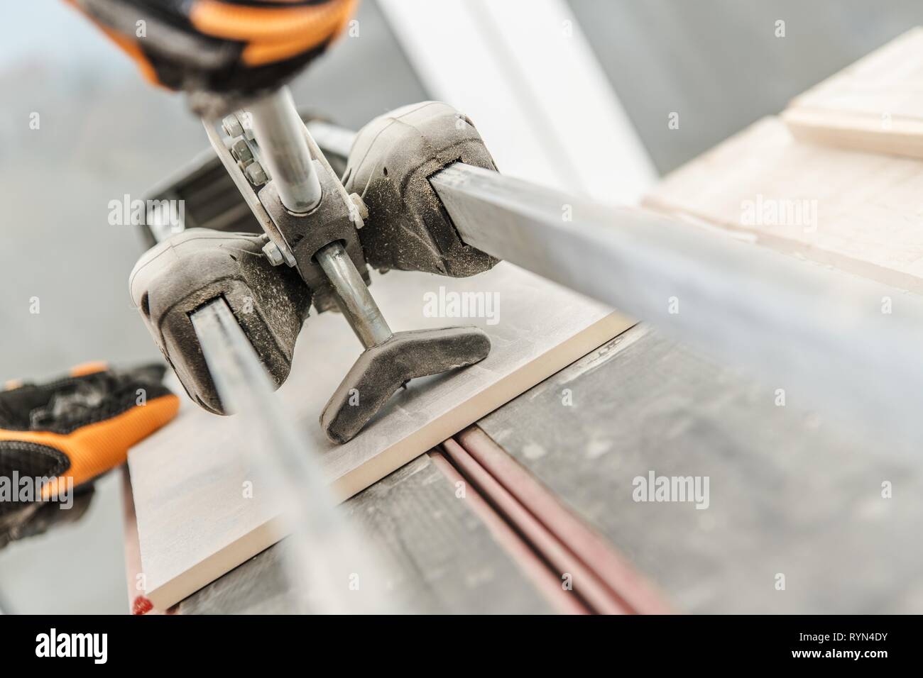 Tiles cutter hi res stock photography and images Alamy