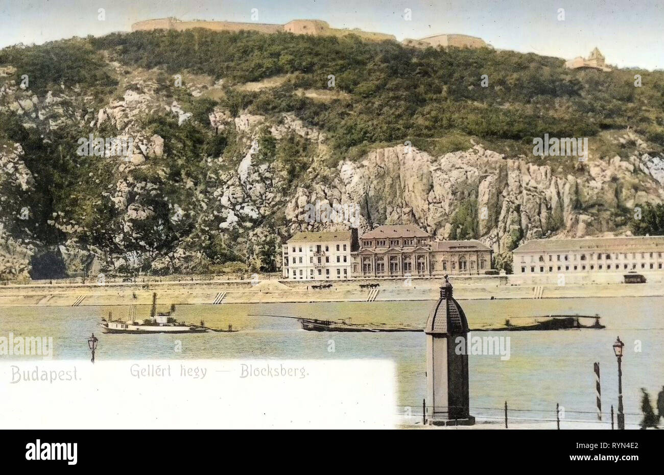 Danube in Budapest, Historical photographs of Gellért Hill, Steamships of Hungary, 1904, Budapest, Blick über die Donau mit Schleppzug zum Blocksberg Stock Photo