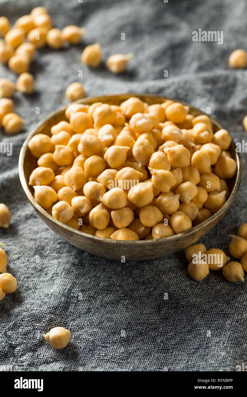 Uncooked garbanzo bean hires stock photography and images Alamy
