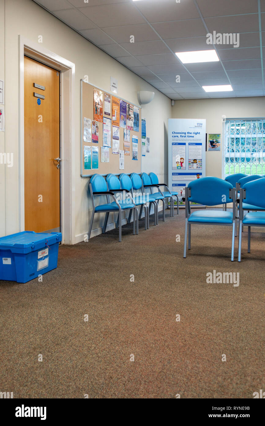 empty doctors surgery waiting room Stock Photo - Alamy