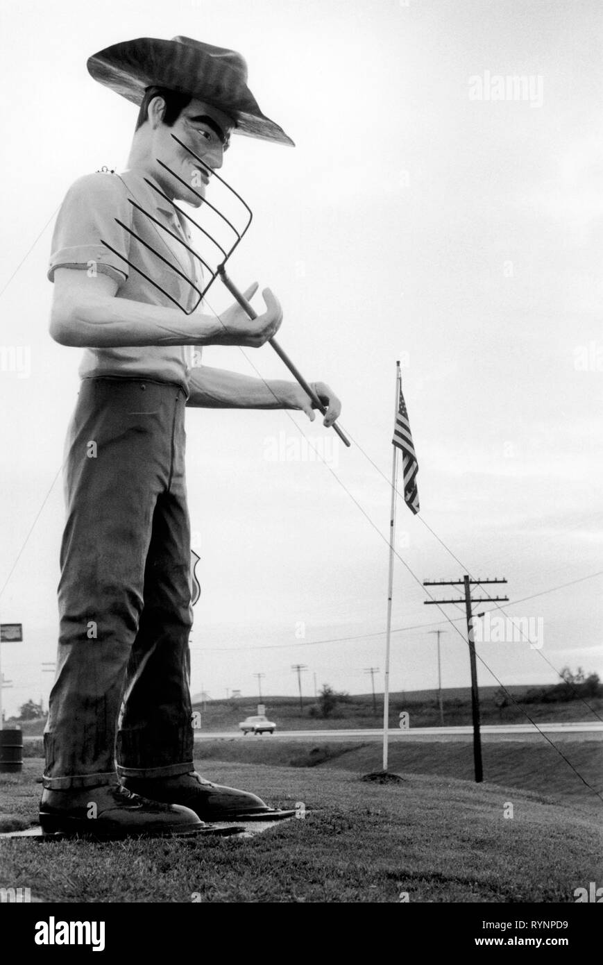 Muffler Man giant roadside statue route 180 Williamsburg Iowa  USA 1971. Advertisement for a Landmark Restaurant and Truck stop.  US 1970s. HOMER SYKES Stock Photo