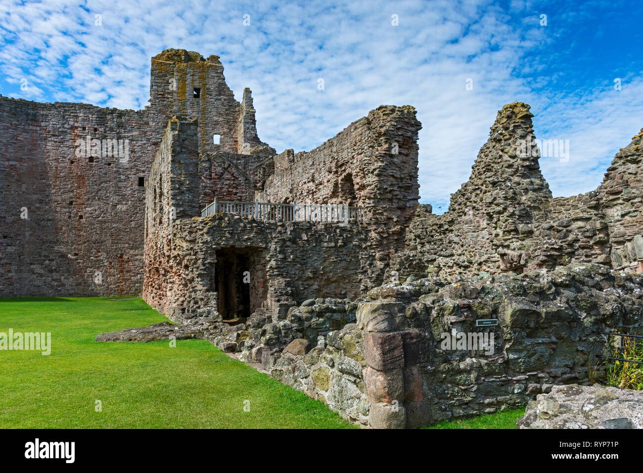 The Douglas Tower And The Great Hall From The Inner Close Tantallon Castle Near North Berwick East Lothian Scotland Uk Stock Photo Alamy The Douglas Tower And The Great Hall From The Inner Close Tantallon Castle Near North Berwick East Lothian Scotland Uk Stock Photo Alamy