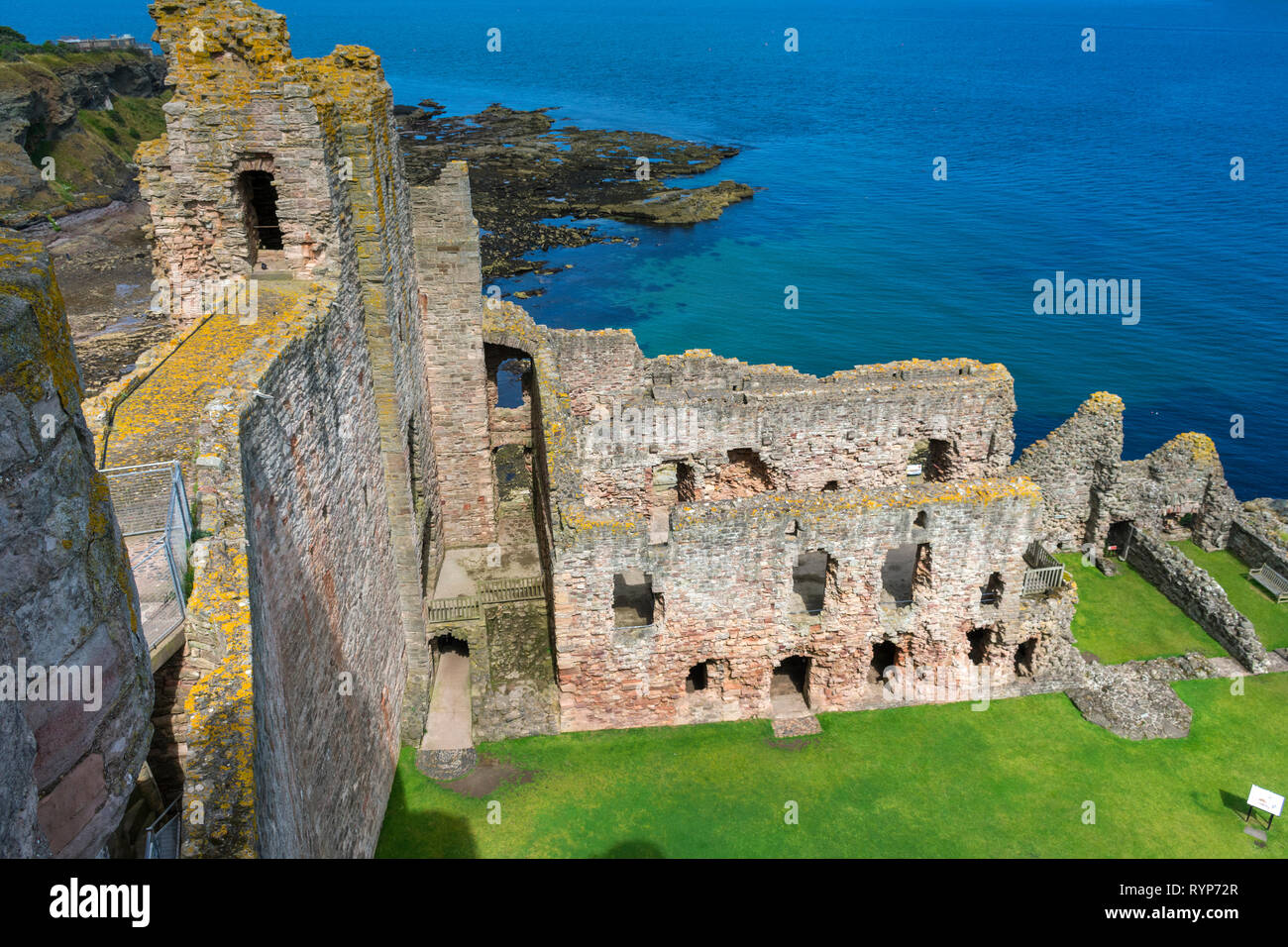 The Curtain Wall Douglas Tower And Great Hall From The Mid Tower Tantallon Castle Near North Berwick East Lothian Scotland Uk Stock Photo Alamy The Curtain Wall Douglas Tower And Great Hall From The Mid Tower Tantallon Castle Near North Berwick East Lothian Scotland Uk Stock Photo Alamy