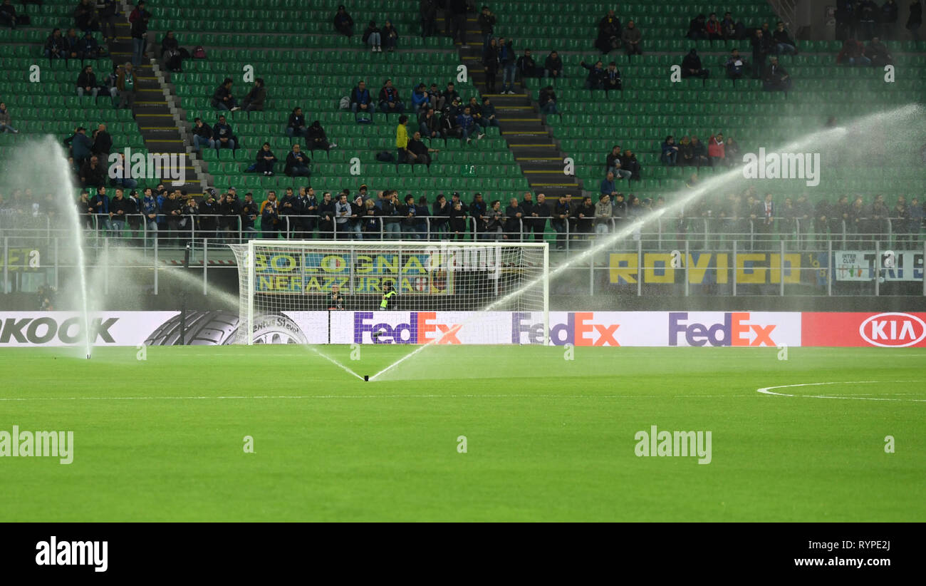 Mailand, Italy. 14th Mar, 2019. Soccer: Europa League, knockout round, round of sixteen, second leg: Inter Milan - Eintracht Frankfurt at the Guiseppe Meazza Stadium. The pitch is watered with sprinklers before the game kicks off and the players warm up. Credit: Arne Dedert/dpa/Alamy Live News Stock Photo