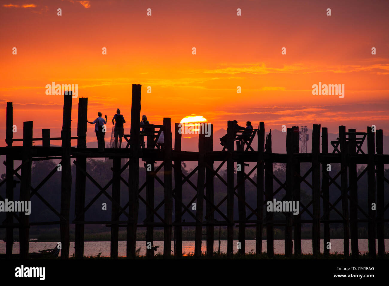 U bein bridge water boat hi-res stock photography and images - Alamy
