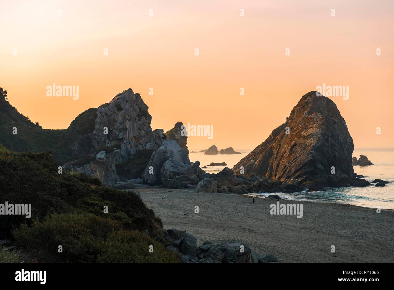 sunrise-rugged-rocky-coast-harris-beach-state-park-oregon-usa-stock