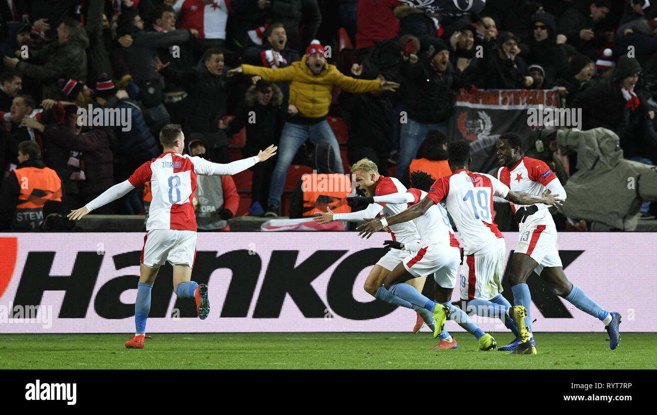 Prague, Czech Republic. 02nd Nov, 2017. Soccer Team of SK Slavia Praha pose  for photographer prior to the UEFA European Soccer League group A 4th round  match between Villarreal and Slavia Prague