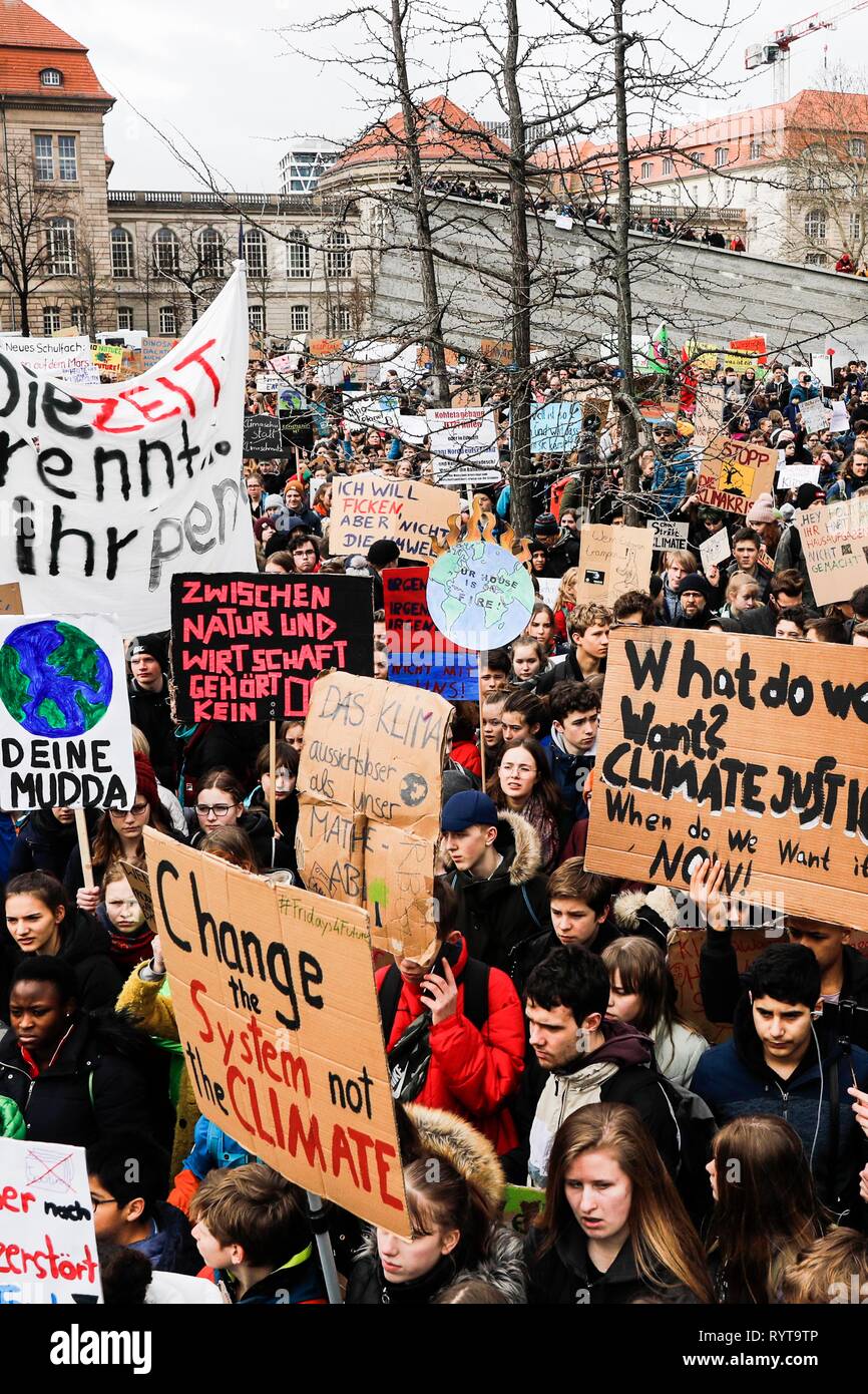 Berlin, Germany. 15th Mar, 2019. Students take part in the 