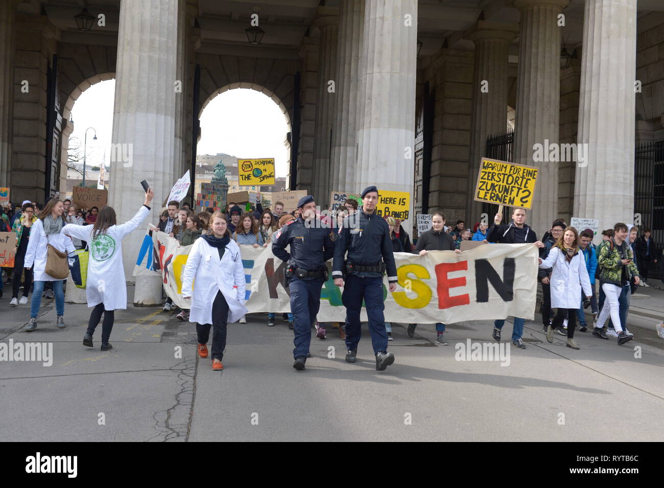 Vienna, Austria. 15 March 2019. Action Platform 'Fridays for Future' 'Global Climate Change' for a sustainable future, healthy environment, courageous climate policy, global climate justice and food security. Credit: Franz Perc / Alamy Live News Stock Photo