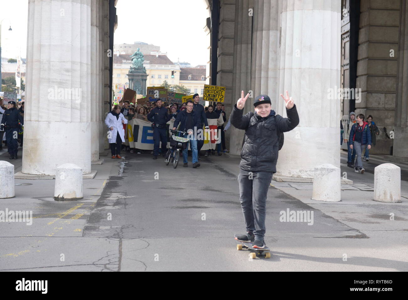 Vienna, Austria. 15 March 2019. Action Platform 'Fridays for Future' 'Global Climate Change' for a sustainable future, healthy environment, courageous climate policy, global climate justice and food security. Credit: Franz Perc / Alamy Live News Stock Photo