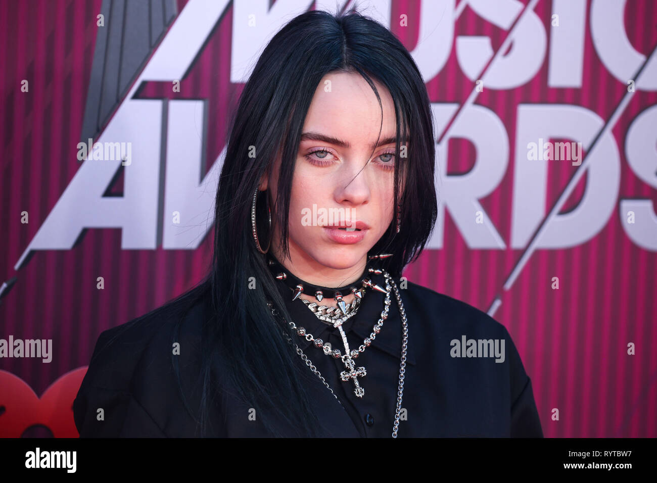 Billie Eilish's blue hair and outfit at the 2019 iHeartRadio Music Awards - wide 2