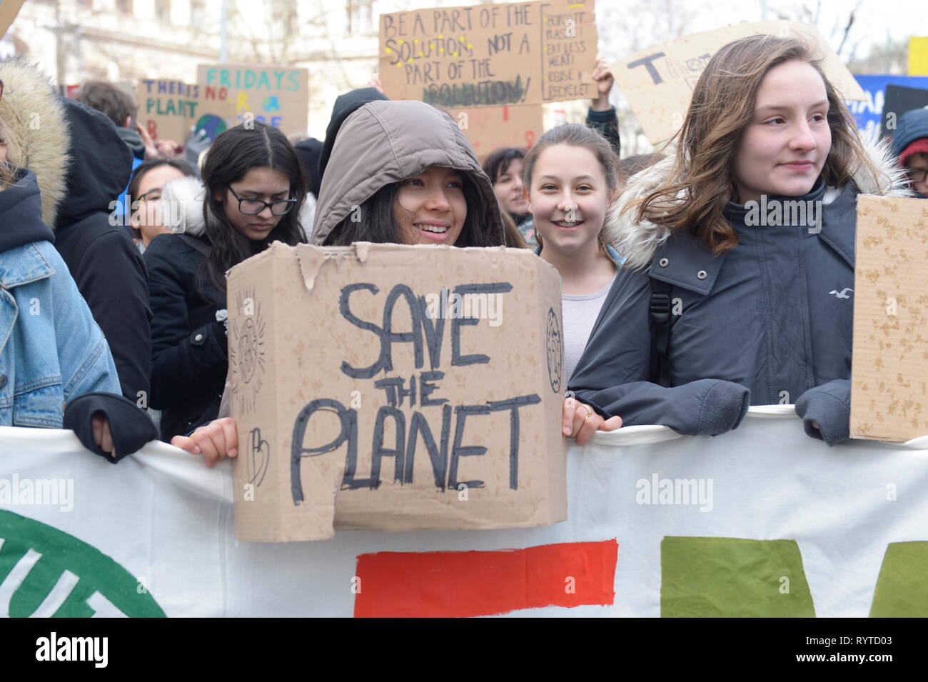 Vienna, Austria. 15 March 2019. Action Platform 'Fridays for Future' 'Global Climate Change' for a sustainable future, healthy environment, courageous climate policy, global climate justice and food security. Credit: Franz Perc / Alamy Live News Stock Photo