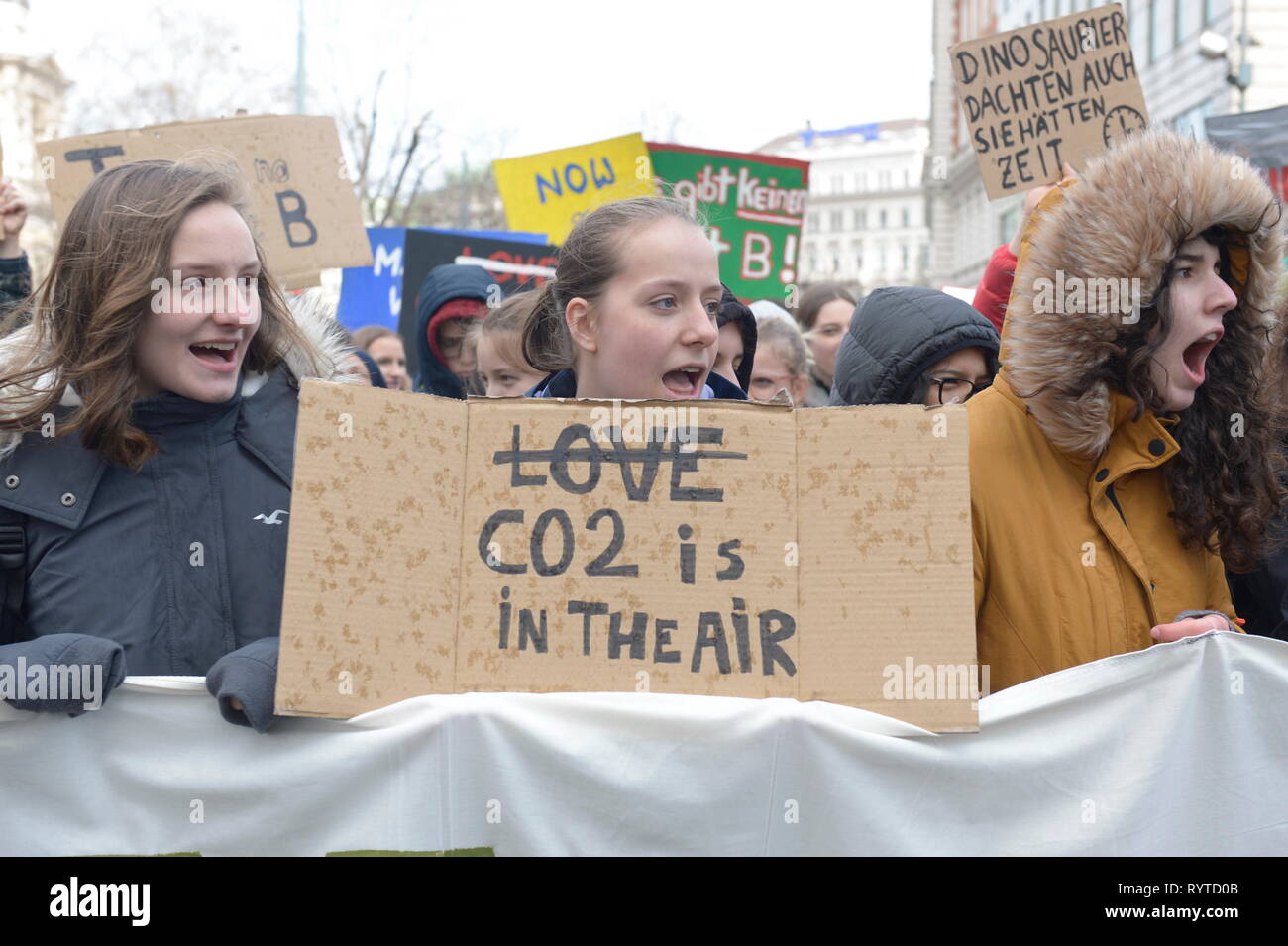 Vienna, Austria. 15 March 2019. Action Platform 'Fridays for Future' 'Global Climate Change' for a sustainable future, healthy environment, courageous climate policy, global climate justice and food security. Credit: Franz Perc / Alamy Live News Stock Photo