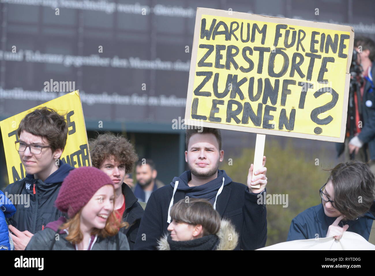 Vienna, Austria. 15 March 2019. Action Platform 'Fridays for Future' 'Global Climate Change' for a sustainable future, healthy environment, courageous climate policy, global climate justice and food security. Picture shows a board with the inscription 'Why learn for a ruined future'. Credit: Franz Perc / Alamy Live News Stock Photo