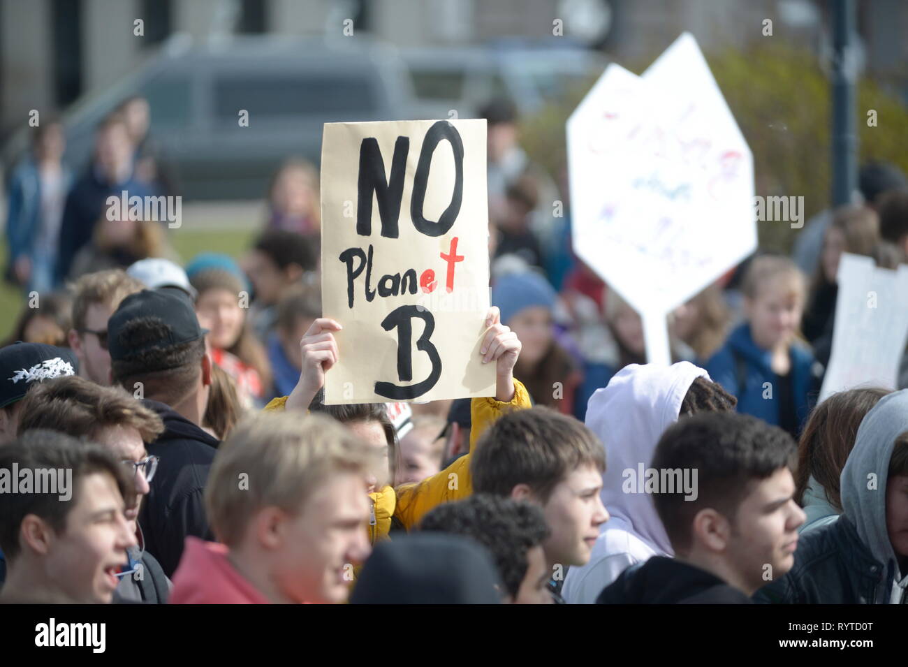 Vienna, Austria. 15 March 2019. Action Platform 'Fridays for Future' 'Global Climate Change' for a sustainable future, healthy environment, courageous climate policy, global climate justice and food security. Credit: Franz Perc / Alamy Live News Stock Photo