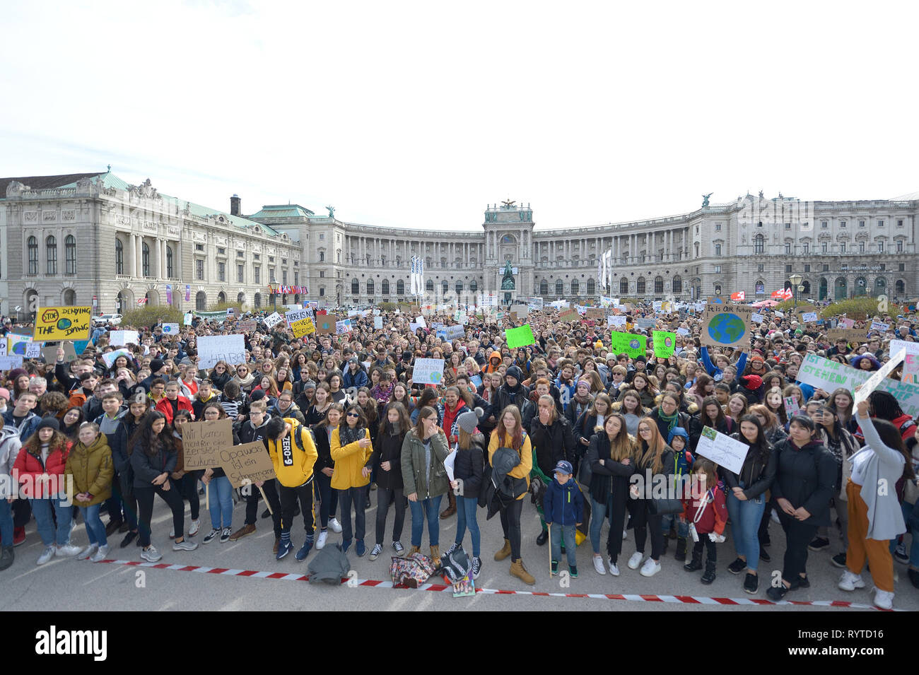 Vienna, Austria. 15 March 2019. Action Platform 'Fridays for Future' 'Global Climate Change' for a sustainable future, healthy environment, courageous climate policy, global climate justice and food security. Credit: Franz Perc / Alamy Live News Stock Photo