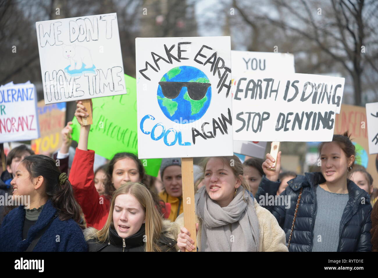 Vienna, Austria. 15 March 2019. Action Platform 'Fridays for Future' 'Global Climate Change' for a sustainable future, healthy environment, courageous climate policy, global climate justice and food security. Credit: Franz Perc / Alamy Live News Stock Photo