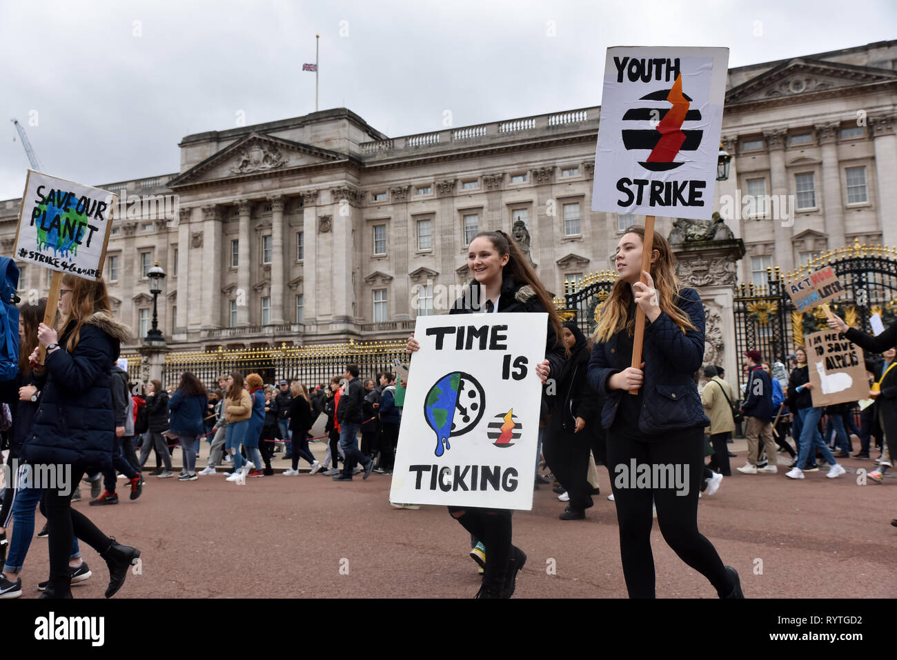 Buckingham Palace, London, UK. 15th Mar, 2019. Thousands of young ...