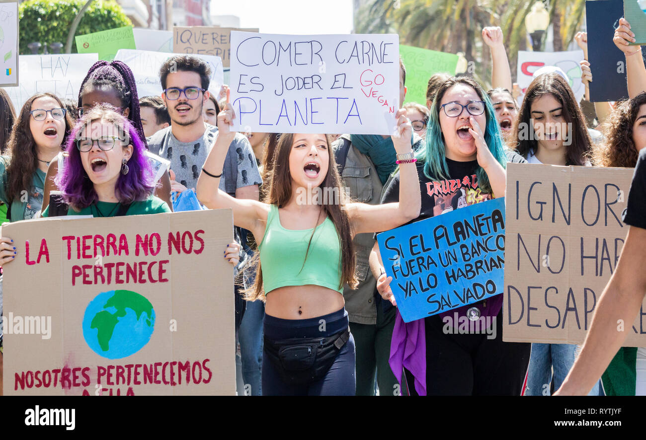 Las Palmas, Gran Canaria, Canary Islands, Spain. 15th March, 2019. Climate  change protest by Spanish students in Las Palmas, the capital of Gran  Canaria. Credit: ALAN DAWSON/Alamy Live News Stock Photo -