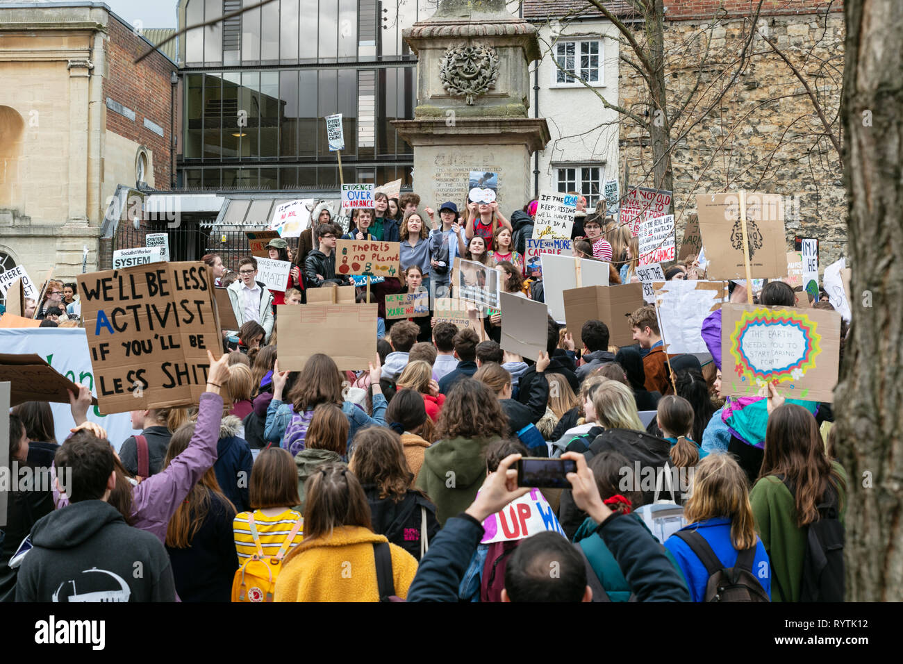Oxford, UK. 15th Mar, 2019. School students head out of the classroom to  take part in