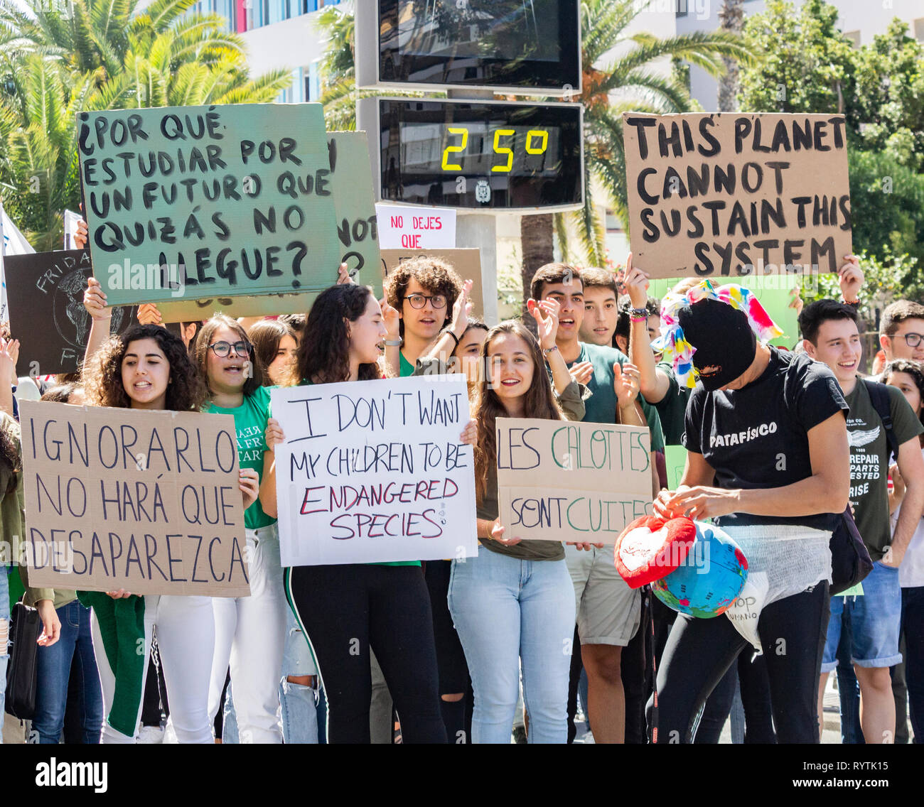 Las Palmas, Gran Canaria, Canary Islands, Spain. 15th March, 2019. Climate  change protest by Spanish students in Las Palmas, the capital of Gran  Canaria. as midday temperatures reads 25 degrees Celcius Credit: