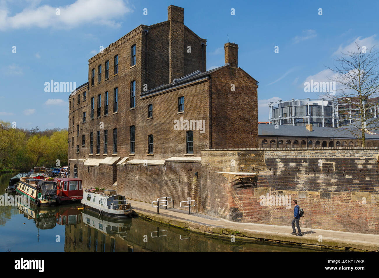 Regents canal moorings hi-res stock photography and images - Alamy