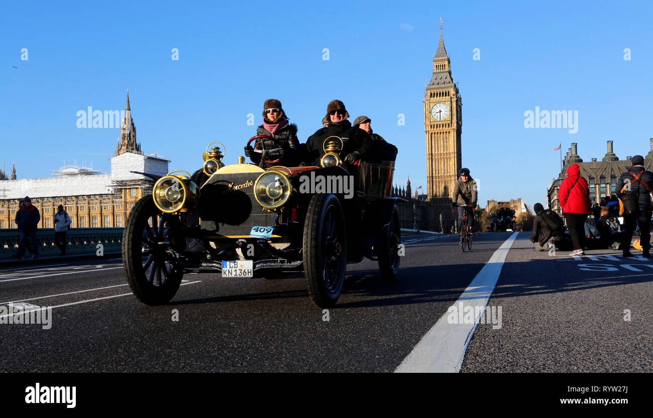 LONDON - NOV 06: London to Brighton Veteran Car Run participants ...