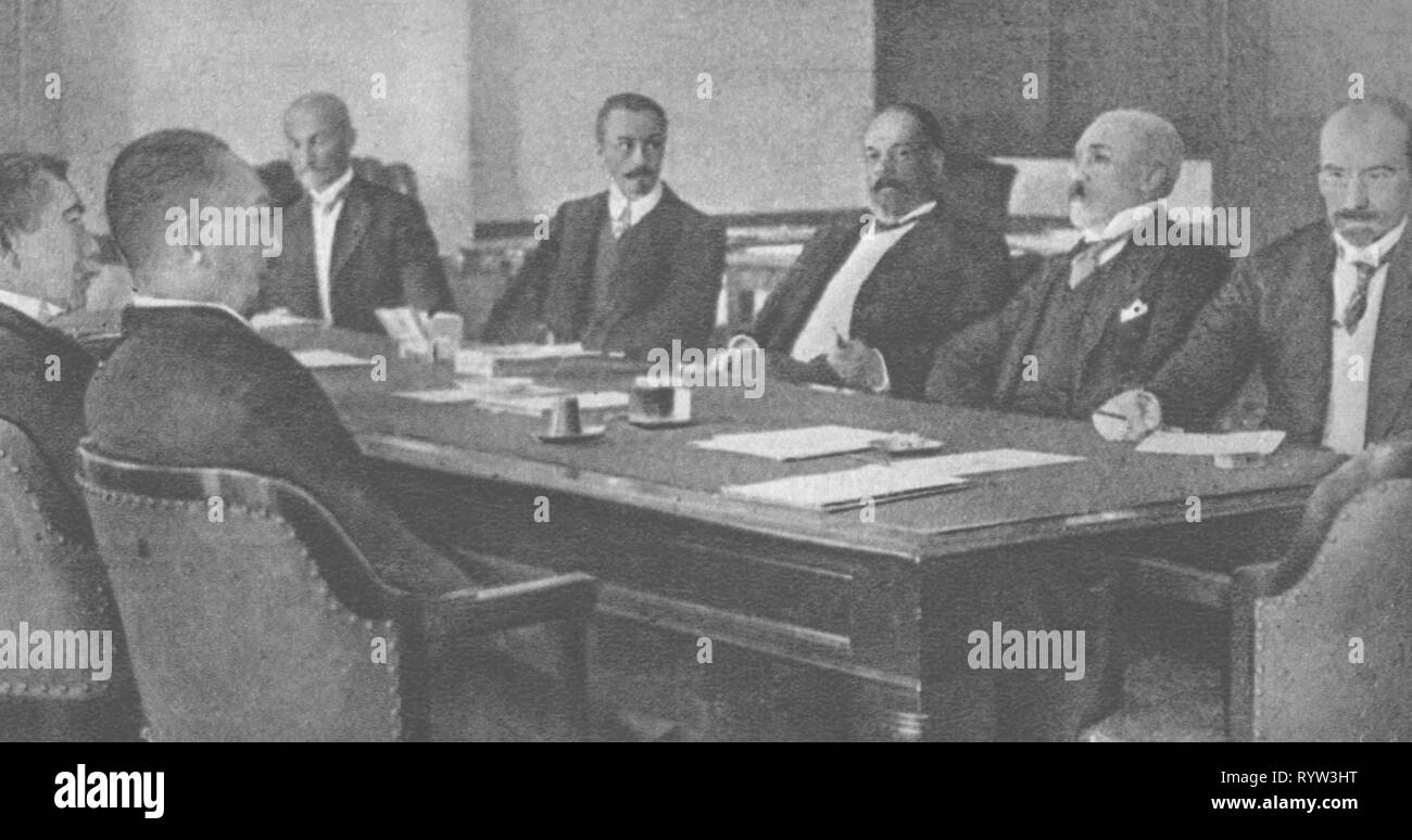 Russo-Japanese war 1904 - 1905, Treaty of Portsmouth, delegates of Russia and Japan at one table, Portsmouth Navy yard, Kittery, Maine, 5.9.1905, Russian, Japanese, peace agreement, peace treaty, peace agreements, peace treaties, negotiations, end of the war, war's end, USA, United States of America, 20th century, 1900s, war, wars, treaty, treaties, table, tables, yard, yards, yardage, historic, historical, people, Additional-Rights-Clearance-Info-Not-Available Stock Photo
