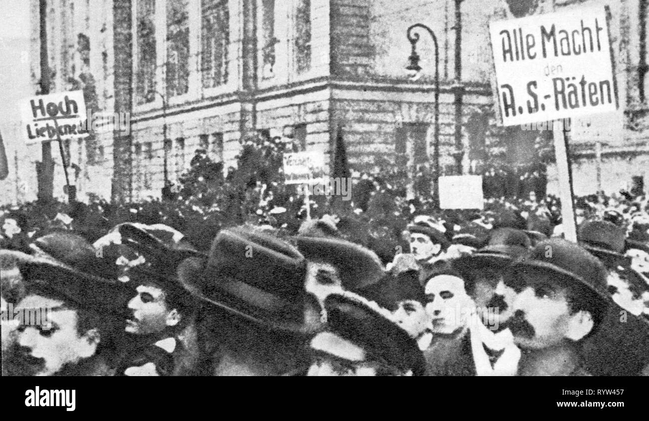 Revolution 1918 - 1919, Germany, Berlin, demonstration for the workers and soldiers councils, November 1918, German Revolution of 1918-1919, workers council, manifestation, manifestations, Free State of Prussia, German Reich, 1910s, 10s, 20th century, crowd, crowds, crowds of people, revolution, revolutions, demonstration, demo, demonstrations, demos, historic, historical, Additional-Rights-Clearance-Info-Not-Available Stock Photo