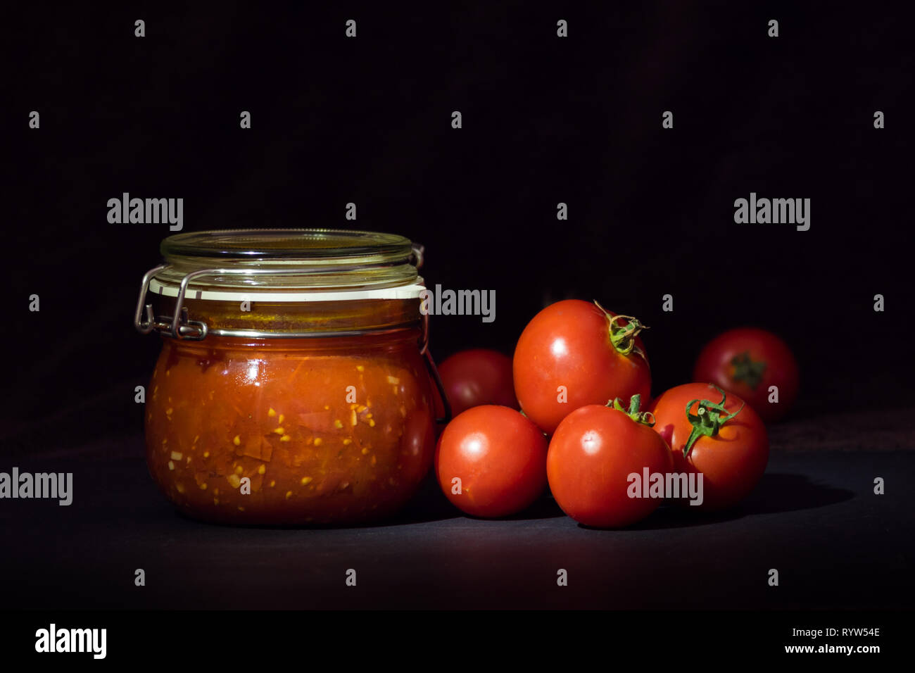 Tomaten, Tomatensoße im Einweckglas - Fotografie mit Altglas - Trioplan 100/2,8 Stock Photo