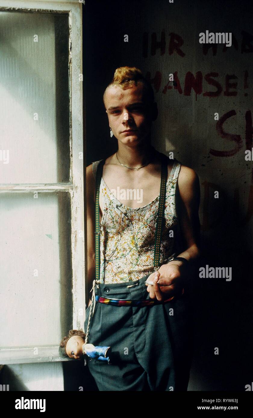 Reportage Punks from East Berlin: apartment squatted by a group of punks in East Berlin. Here, young punk nicknamed 'Colonel'. 1982 Stock Photo