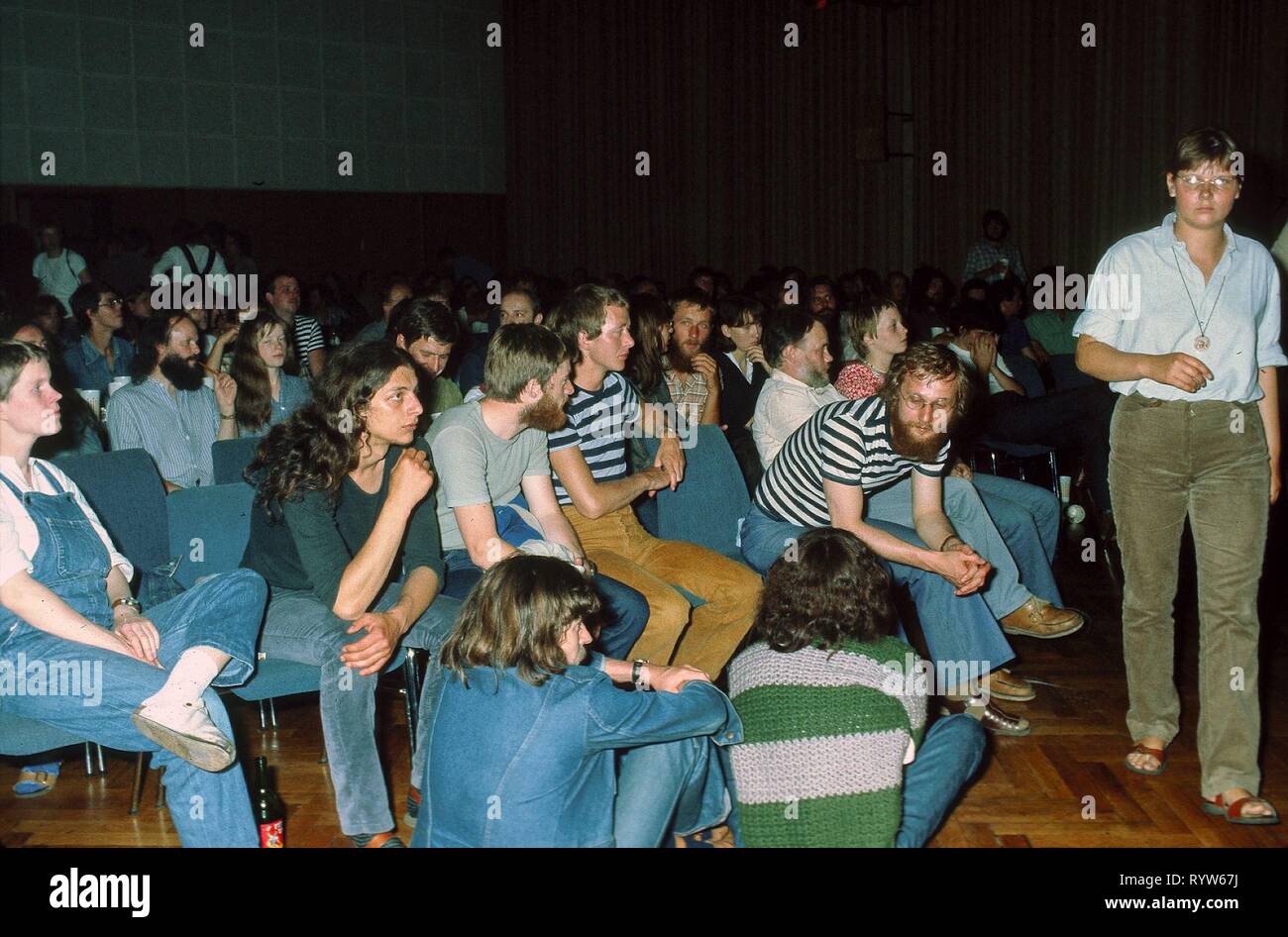 Young Germans attending a jazz concert at the 'Haus der Jungen Talente' (House of Young Talents) in East Berlin. In the 1980s, the house became a major venue for avant-garde jazz, thanks in particular to its 'Jazz im keller' concert series. 1982 Stock Photo
