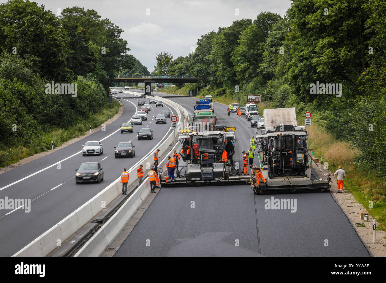 Essen, Ruhr area, North Rhine-Westphalia, Germany - Road construction, asphalt work on the A52 motorway, application of silent asphalt. Essen, Ruhrgeb Stock Photo