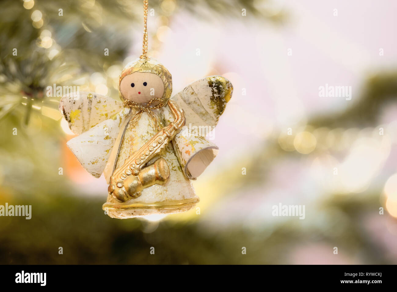 Christbaum Weihnachtsdekoration - Engel mit Instrument in der Hand Stock Photo