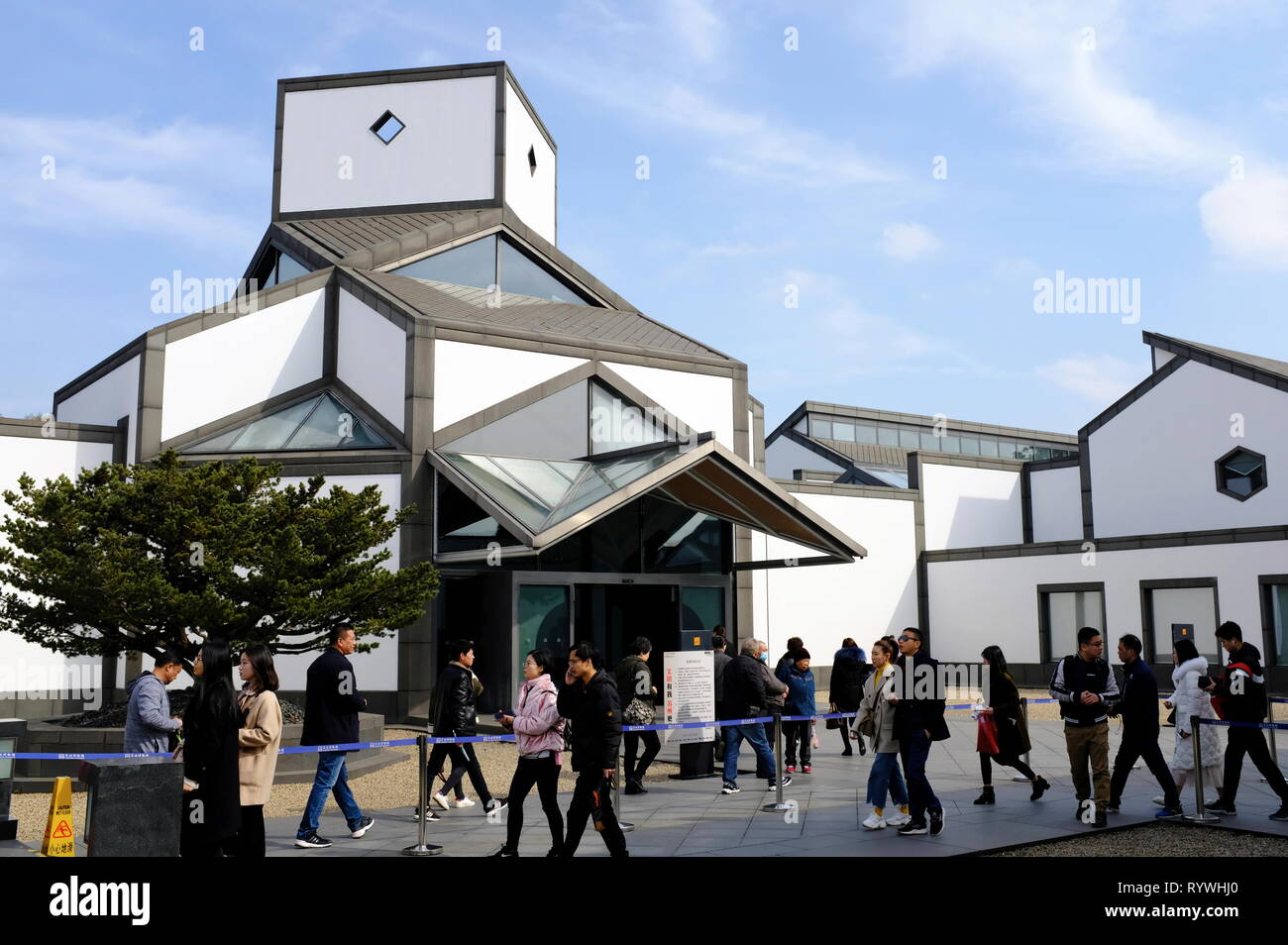 Visitors by the main entrance of Suzhou Museum designed by architect I.M.Pei. Suzhou.Jiangsu Province.China Stock Photo