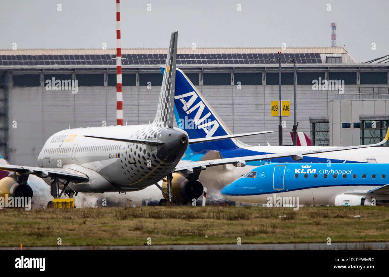Dusseldorf International Airport, Vueling.com Airbus A320, KLM Cityhopper, ANA Stock Photo