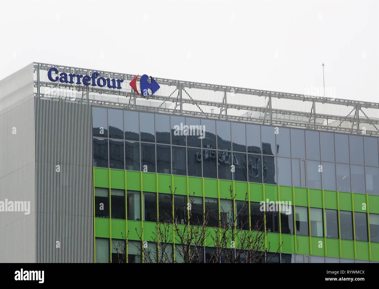 Bucharest, Romania - November 25, 2016: Carrefour building, near Pipera  bridge, in Pipera which is one of the districts with the fastest economic  dev Stock Photo - Alamy