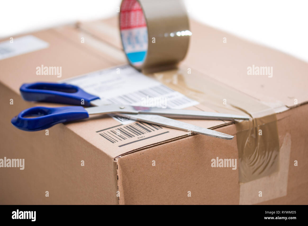 https://c8.alamy.com/comp/RYWMD5/shipping-concept-cardboard-box-scissors-and-sticky-tape-RYWMD5.jpg