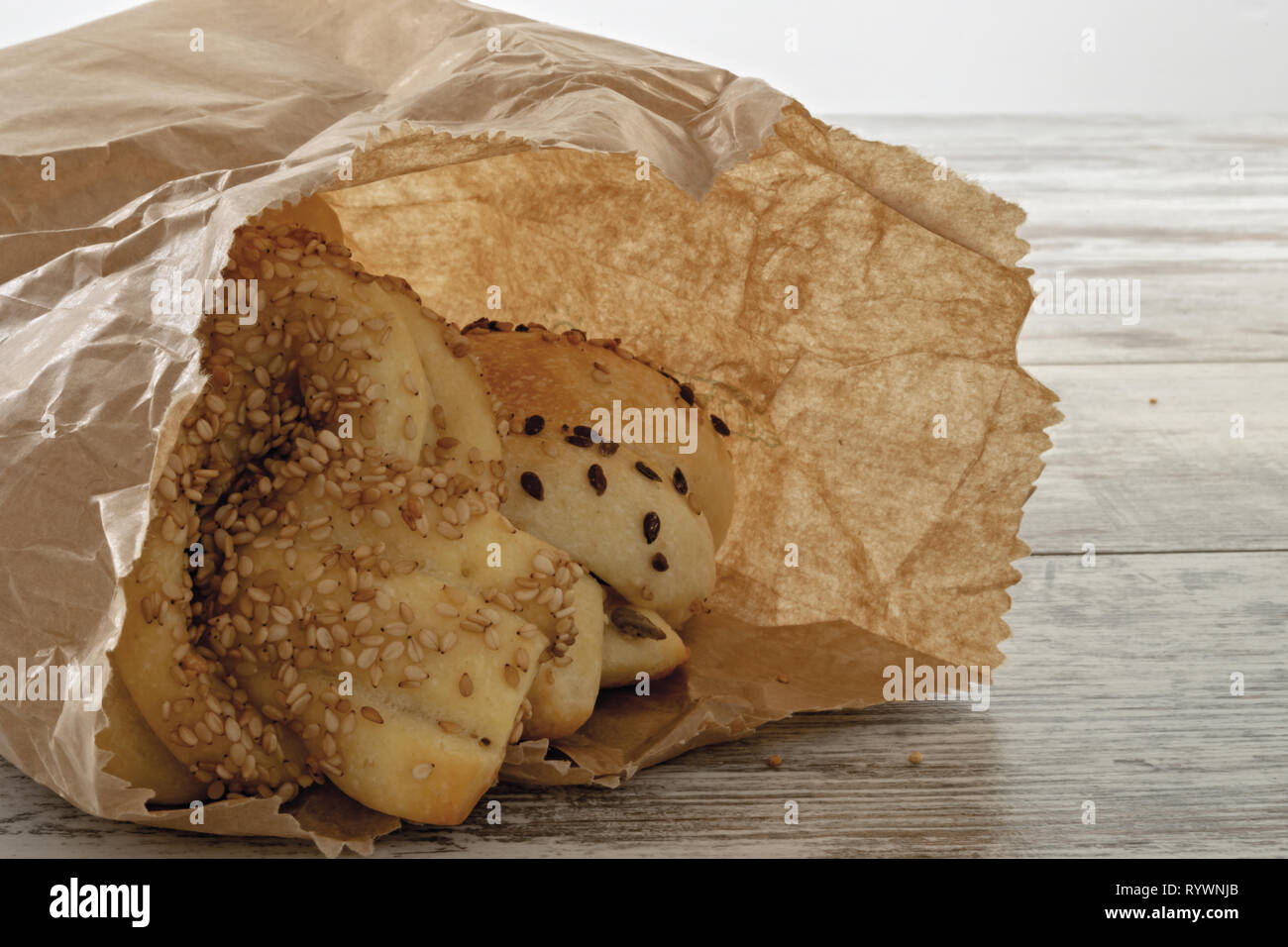 pane italiano con seme vari nel sacchetto di carta dall'alto Stock Photo -  Alamy