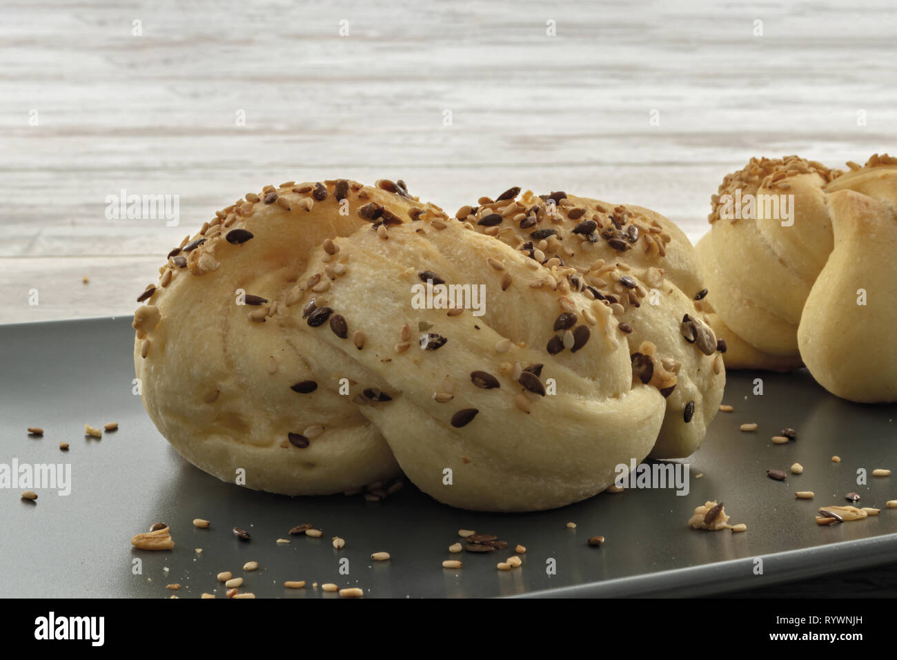 pane italiano con seme vari su vassoio scuro primo piano altra vista da primo piano Stock Photo