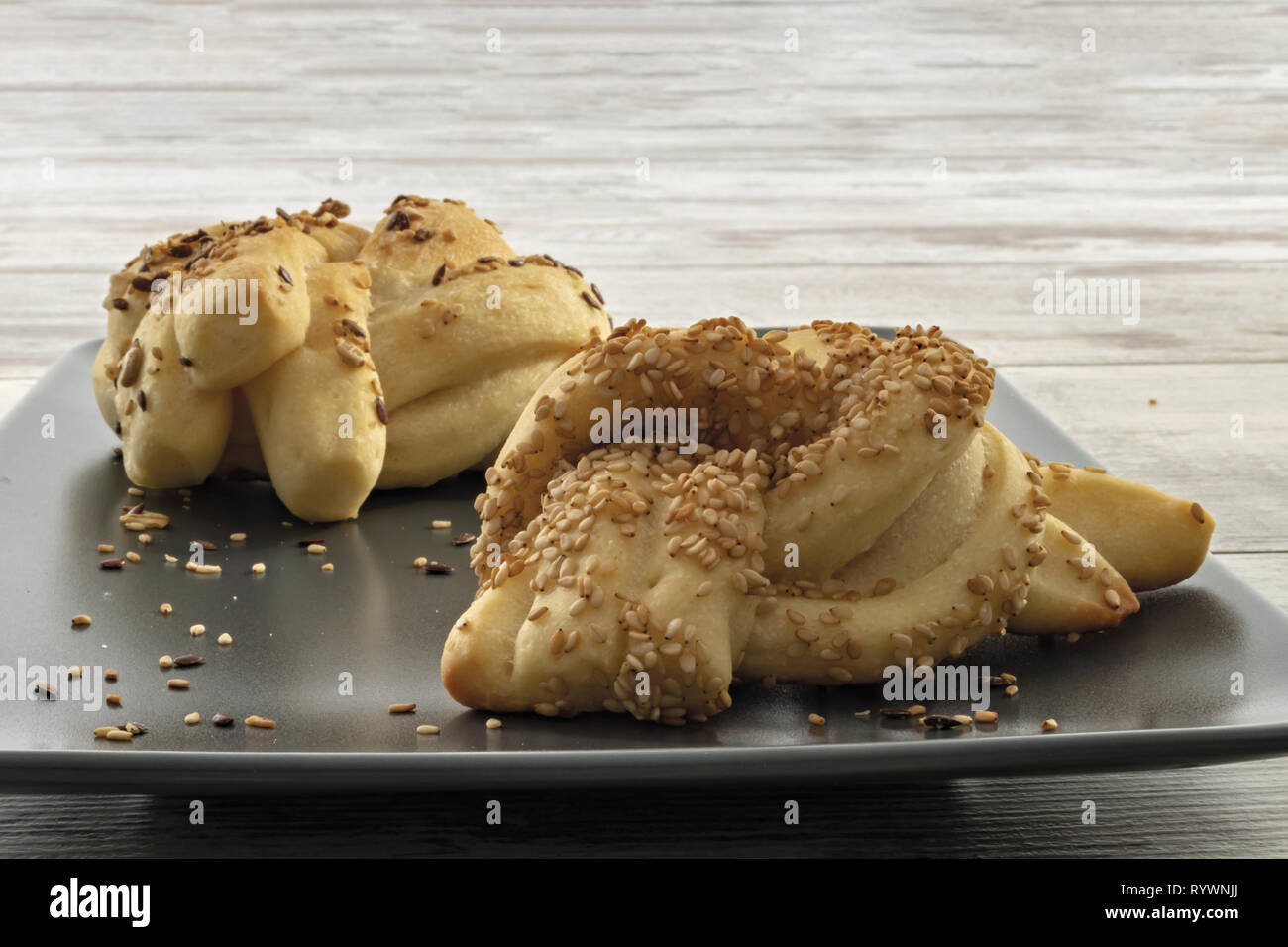 pane italiano con seme vari su vassoio scuro primo piano dal basso Stock Photo